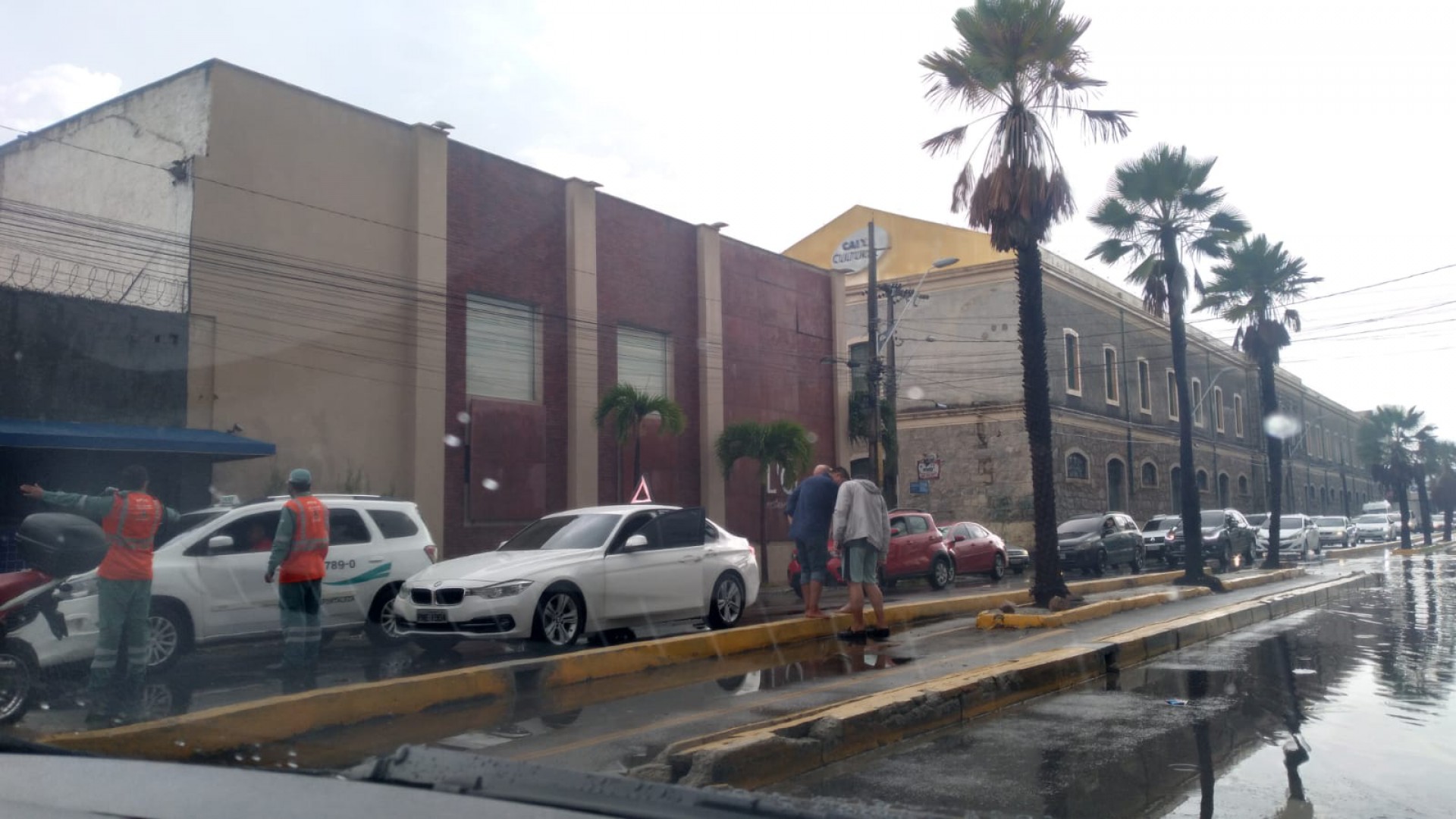 Batida entre carro e moto na Rua Pessoa Anta, centro de Fortaleza