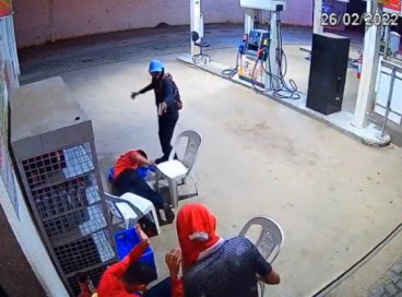Registro das câmeras de segurança mostraram assaltantes em posto de gasolina, em Aracoiaba 