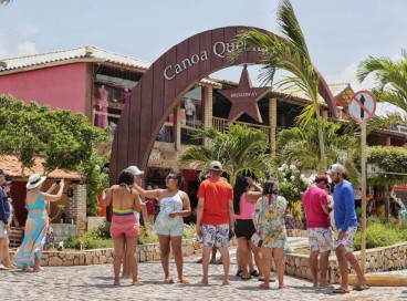 Canoa Quebrada, cidade do litoral leste, é um dos principais destinos do cearense no período de Carnaval 