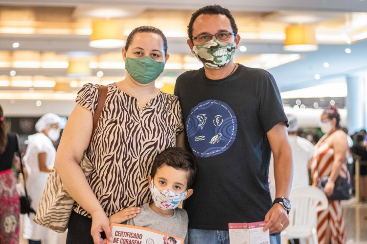 Wanderley Moura, Sinome Paulino e João Miguel foram ao RioMar Fortaleza na manhã deste sábado, 26 de fevereiro. João e o pai vacinaram-se contra a Covid-19