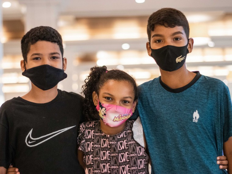 Ítalo Matheus, 10, Rebeca Ellen, 8, e Arlen Erik, 13, foram vacinados contra a Covid-19 neste sábado de Carnaval