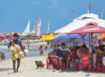 Em Caponga, na cidade de Aracati, domingo sem folia e com fluxo de famílias nas barracas de praia  