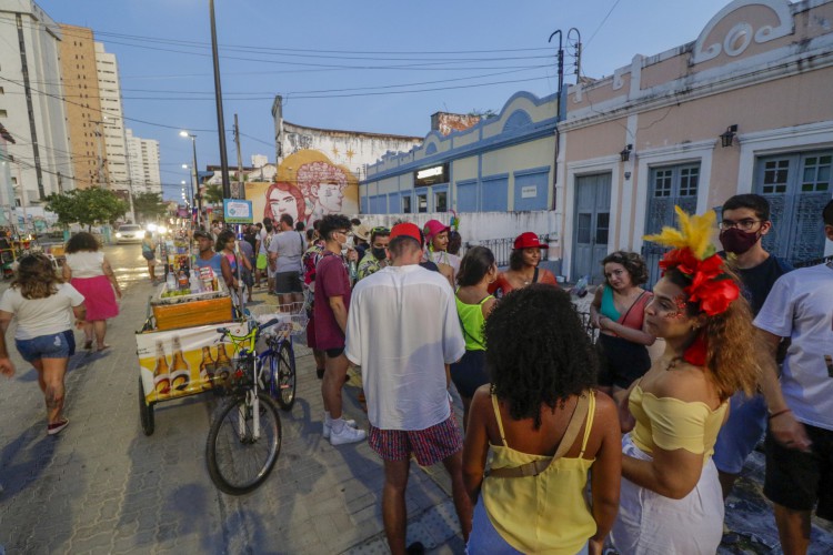A tradicional Rua dos Tabajaras só começou a ter movimento no final da tarde. Foliões se concentravam em filas, esperando a abertura de casas noturnas