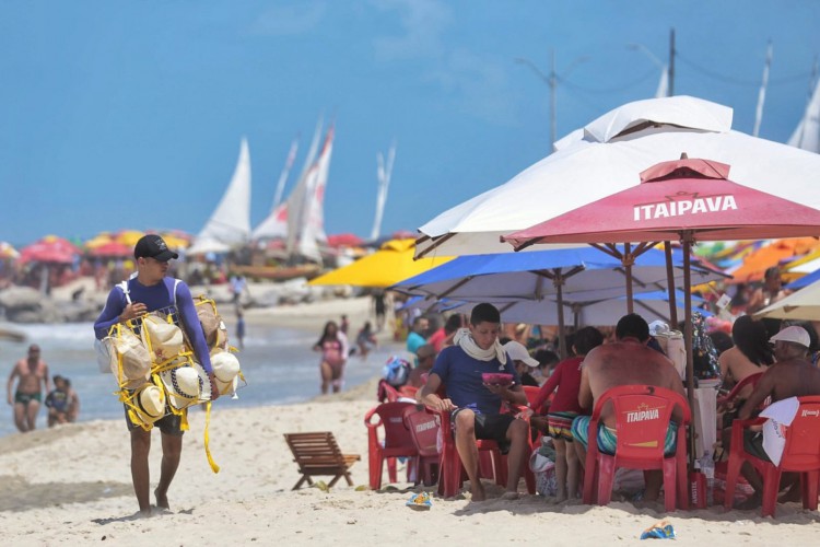 Em Caponga, na cidade de Aracati, domingo sem folia e com fluxo de famílias nas barracas de praia 