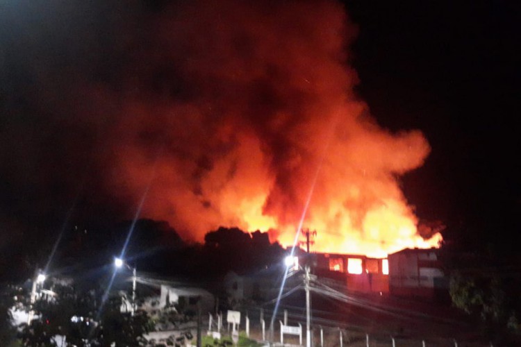 Dois caminhões dos Bombeiros já estão no local