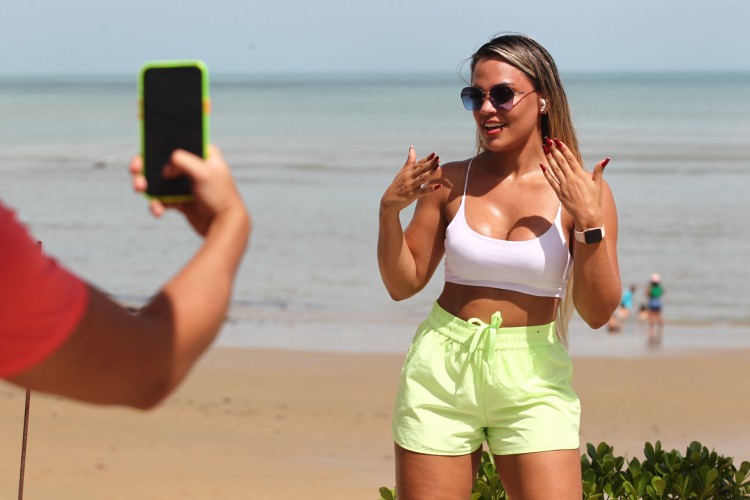 FORTALEZA,CE, BRASIL, 01.03.2022:Naiara Silva, grava video para o tic-toc na beira mar. Movimenta&ccedil;&atilde;o no &uacute;ltimo dia de carnaval na Beira mar e Messejana.   (Fotos: Fabio Lima/O POVO)