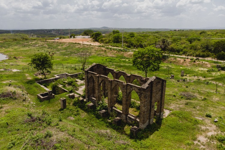 Na Vila do Ingleses, que serviria de base para o campo de concentração do Patu, a Usina gótica era a fonte de energia para as máquinas utilizadas na construção da barragem na década de 1920. 