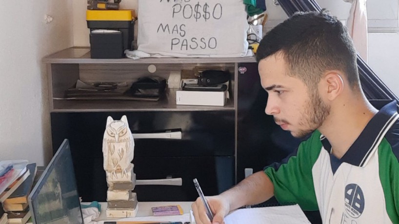 O estudante cearense Matheus Coelho, de 19 anos, aprovado em engenharia elétrica na Universidade Federal do Rio de Janeiro (UFRJ).(foto: Arquivo Pessoal)