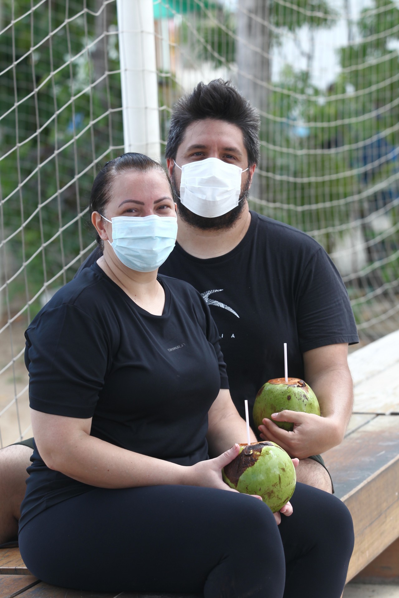 FORTALEZA,CE, BRASIL, 01.03.2022: Deborah Mota e L&eacute;o Paiva, tomam &aacute;gua de c&otilde;co na beira mar. Movimenta&ccedil;&atilde;o no &uacute;ltimo dia de carnaval na Beira mar e Messejana.   (Fotos: Fabio Lima/O POVO)