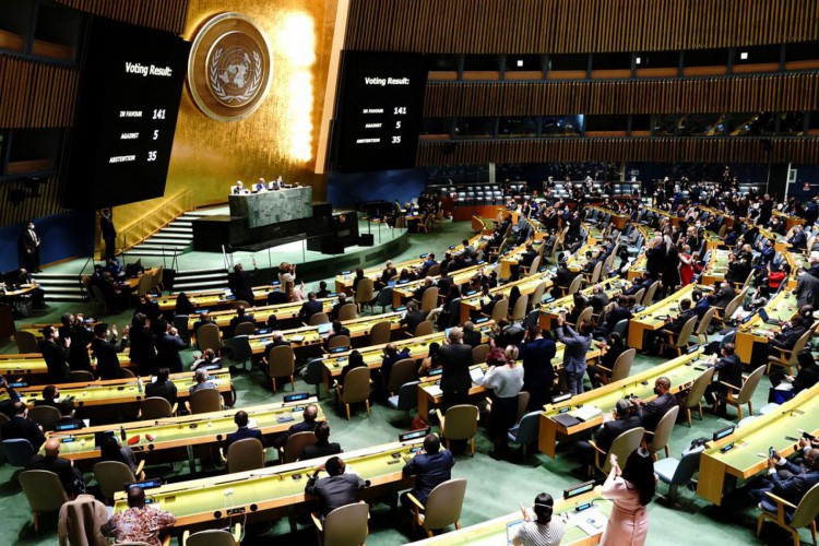 ONU aprova resolução que condena invasão da Ucrânia pela Rússia