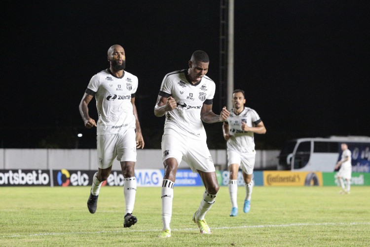 O Ceará derrotou o São Raimundo por 3 a 0 pela Copa do Brasil
