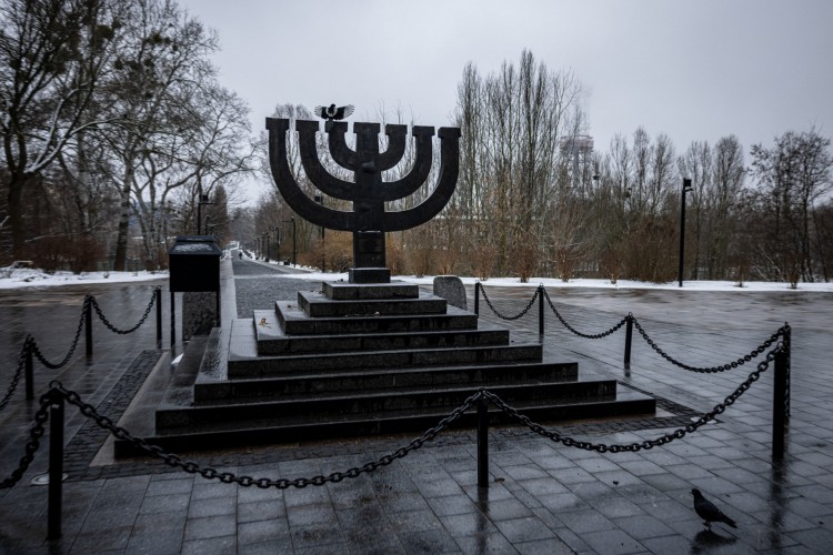 Memorial do Holocausto Babi Yar, em Kiev. No local há uma vala comum que contém os restos mortais de 33 mil judeus mortos a tiros neste lugar, em 1941, quando a cidade estava sob ocupação nazista