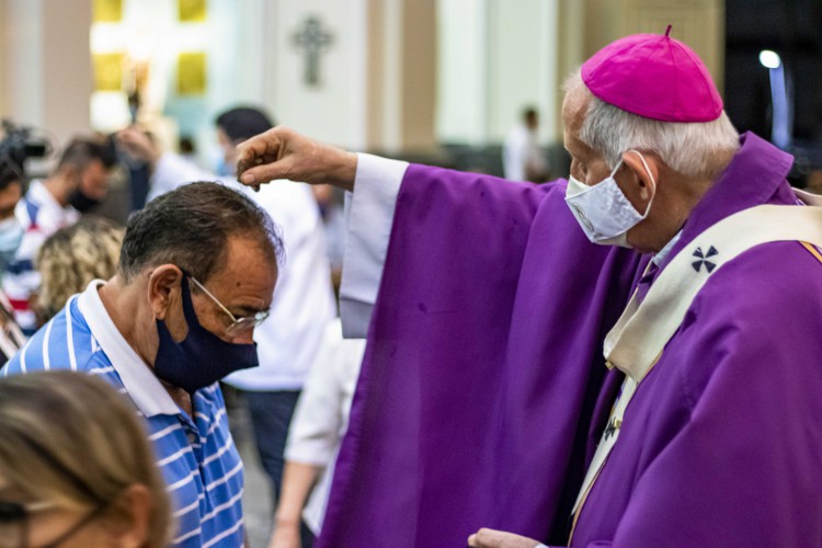 Recebimento das cinzas &eacute; momento tradicional na celebra&ccedil;&atilde;o