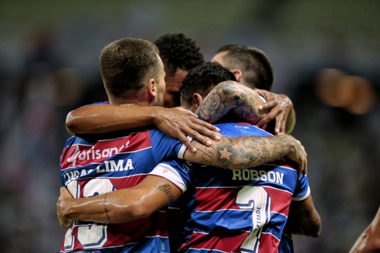 Robson comemora gol marcado para o Fortaleza no duelo diante do Pacajus, pelo Campeonato Cearense, com Lucas Lima, Crispim e Jussa. 