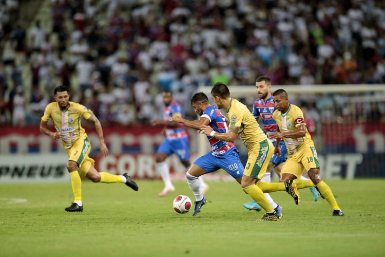 Ronald disputa bola no duelo do Fortaleza diante do Pacajus, pelo Campeonato Cearense. 