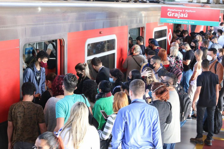 São Paulo - Usuários do transporte público usam máscara na plataforma e trem da Linha 9 Esmeralda da Companhia Paulista de Trens Metropolitanos - CPTM, em Pinheiros.