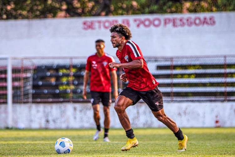 Volante Valderrama durante treino do Ferroviário