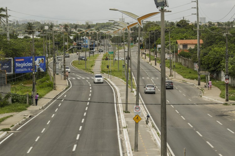 FORTALEZA, CE, BRASIL, 02.03.2022: Baixo movimento nas vias de acesso as areias do litoral leste. Av Maestro Lisboa principal via de acesso a praia do beach park (Foto:Thais Mesquita/OPOVO)