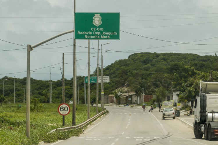 FORTALEZA, CE, BRASIL, 02.03.2022: Baixo movimento nas vias de acesso as areias do litoral leste. CE-010 (Foto:Thais Mesquita/OPOVO)