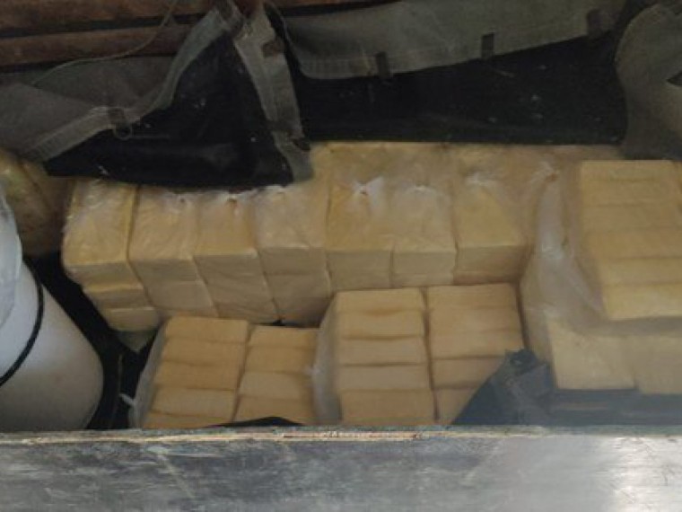 Queijos estavam escondidos embaixo de lona