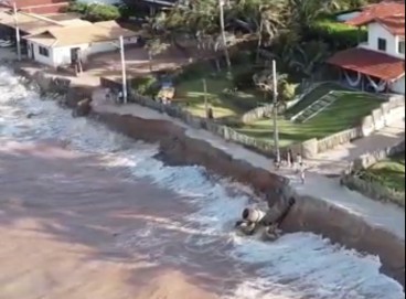 Um vídeo foi feito por um morador local, nessa quarta-feira, 2, no qual ele registrou o avanço do mar na Praia da Peroba, no município de Icapuí, no Ceará 