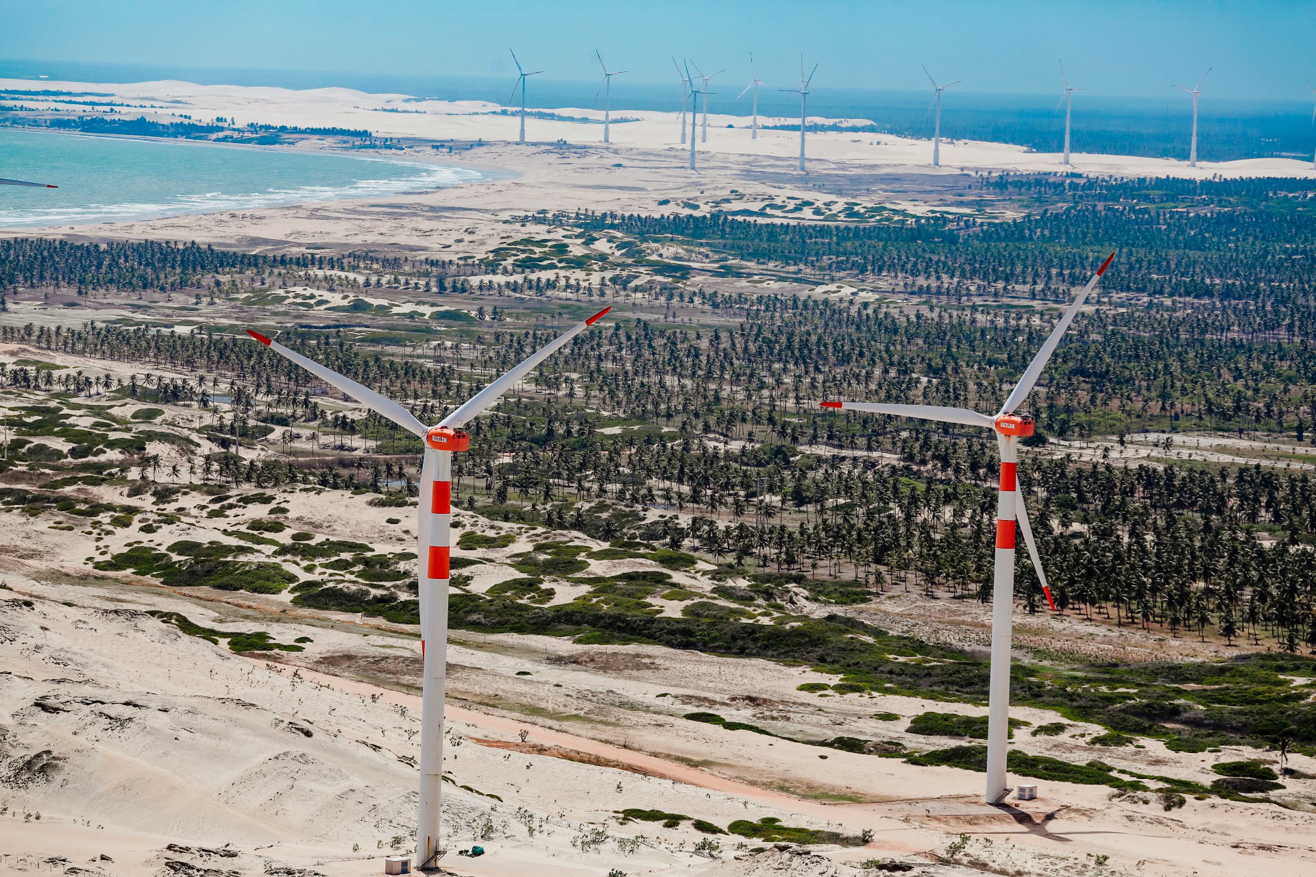 Fortaleza-ce, Brasil - 09-11-2019: Imagens aéreas de Torres de Energia Eólica na orla do Ceará. (Foto: Júlio Caesar/O POVO) 