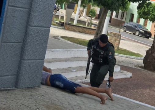 Policial apreende arma com indivíduo em Santana do Acaraú 
