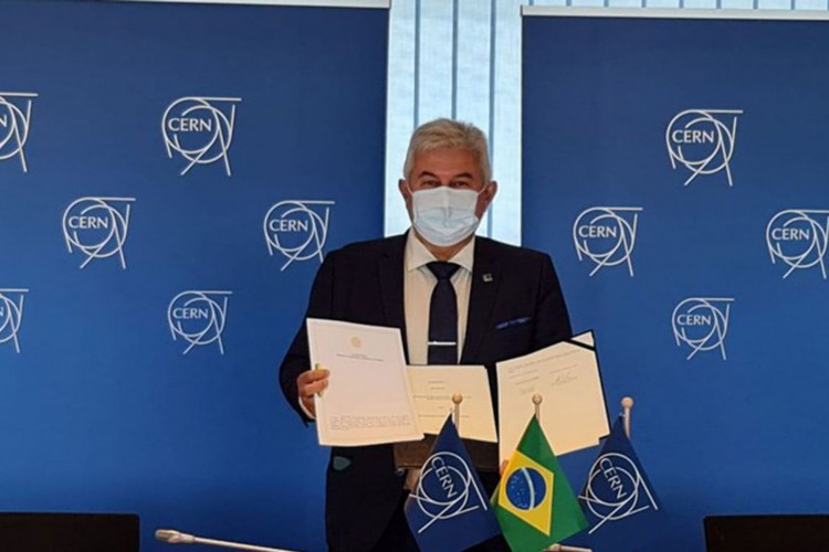 O Brasil assinou, hoje, acordo para tornar-se membro associado da Organização Europeia para a Pesquisa Nuclear (CERN), um dos maiores laboratórios de pesquisa em física de altas energias e física de partículas do mundo