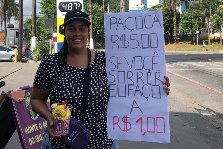 A autônoma passou a vender guloseimas em 