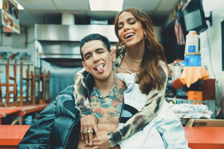 A parceria de  Lenny Tavárez transita pela sonoridade de ritmos latinos e a brasileira se joga nos dois idiomas