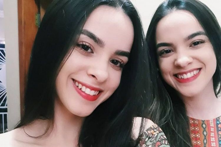 As irmãs gêmeas baianas Samyra e Sarah Aramuni, foram aprovadas para cursar medicina em mais de 30 universidades públicas do Brasil. Uma passou em primeiro e a outra em segundo lugar 