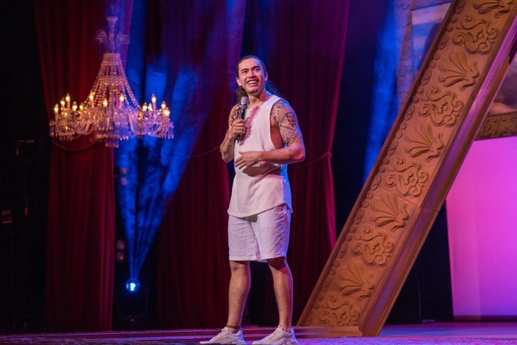 Whindersson Nunes interrompe show em Paris para ajudar crian&ccedil;a que chorava na plateia