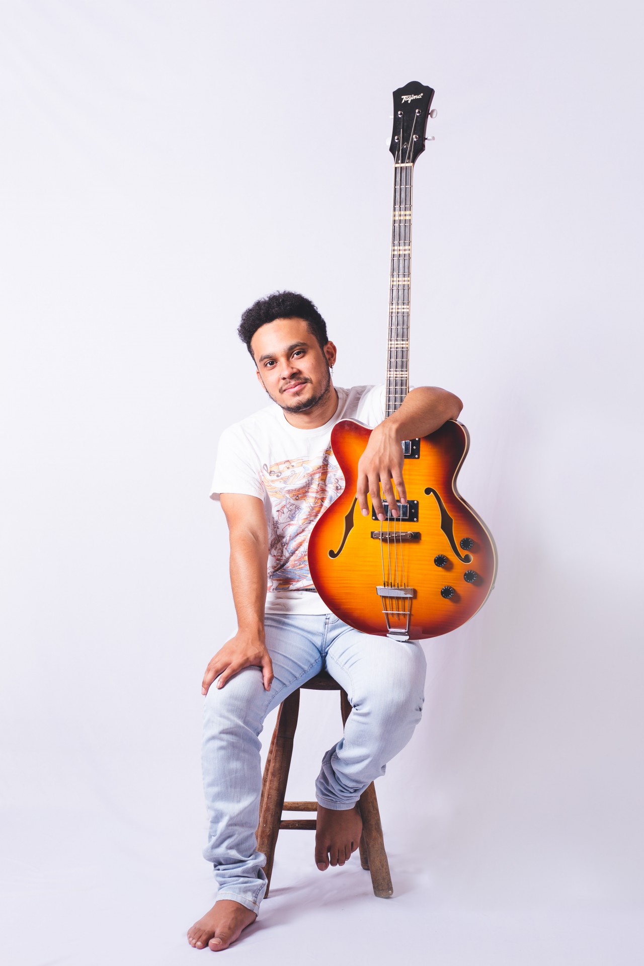 Uma referência à forma como o músico Daniel Santiago vem criando pontes entre o violão brasileiro e o jazz contemporâneo. Assim é "Tipo Dani", single do baixista e compositor Michael Pipoquinha 