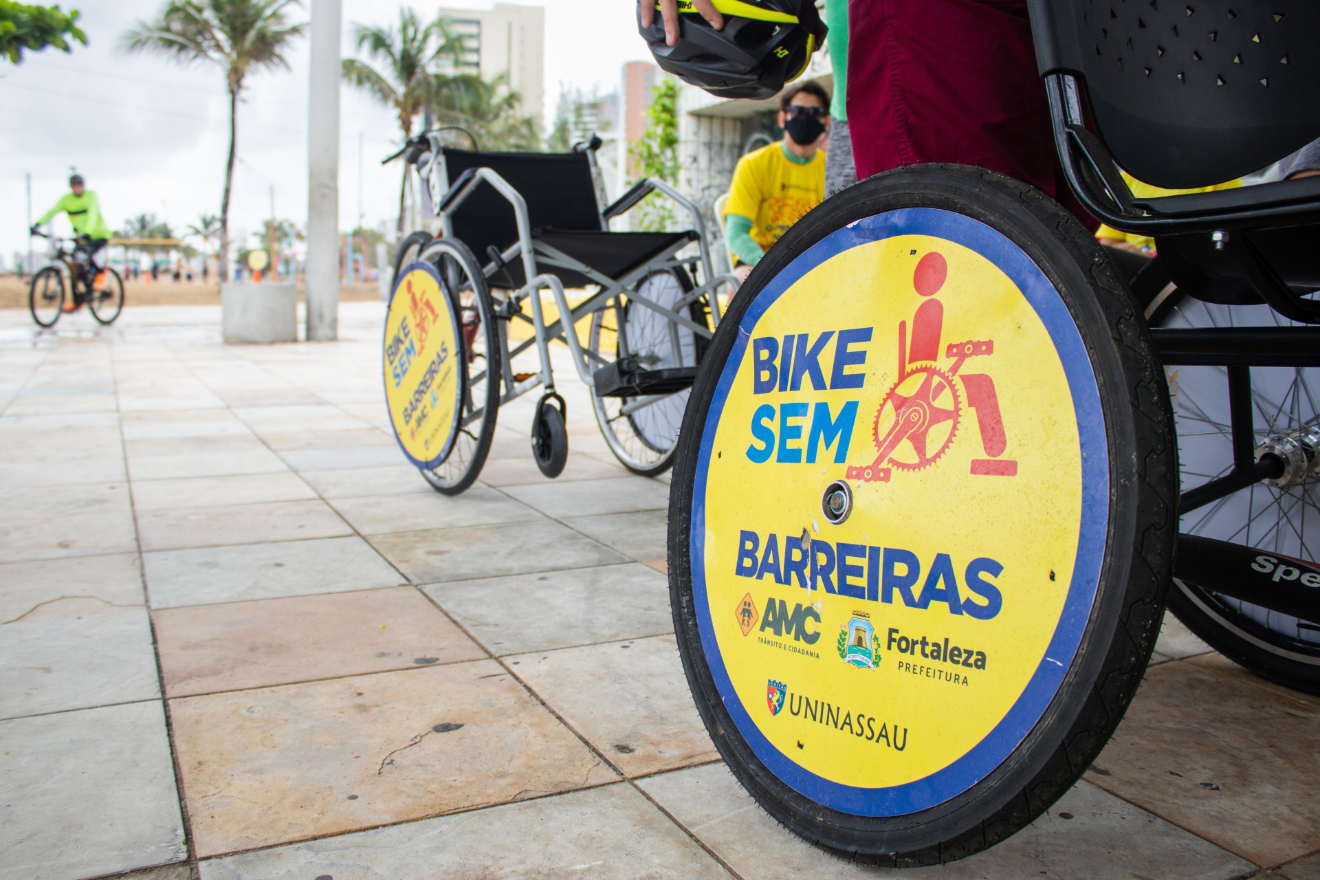 Projeto Bike Sem Barreiras é realizado duas vezes por mês na Praia de Iracema.