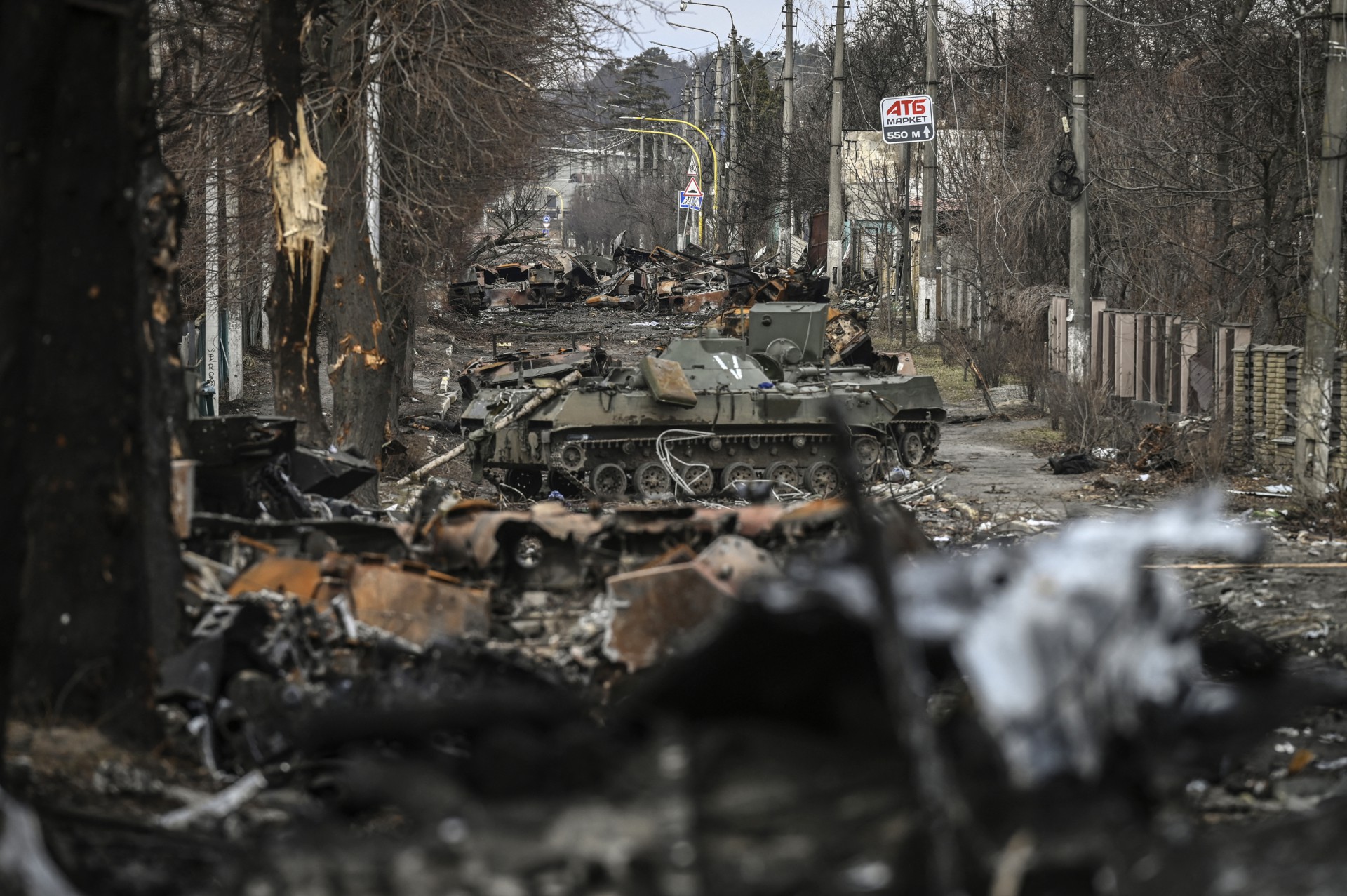 Destruição na cidade de Bucha, a oeste de Kiev. Combates prosseguem em meio a polêmica sobre ataque a usina nuclear (Foto: ARIS MESSINIS / AFP)