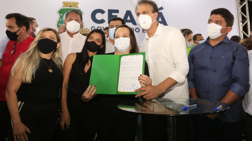 Camilo Santana assina documento que autoriza início das obras de revitalização para acesso à casa do poetisa, que completaria 113 anos no sábado (05/03)(foto: Reprodução/Governo do Estado do Ceará)