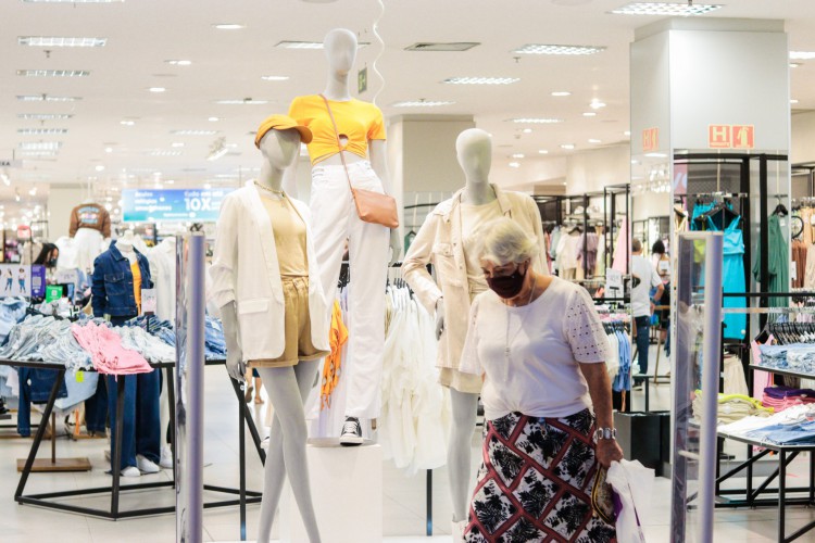 FORTALEZA, CEARÁ, 24-03-2022: Moviementação no comércio de Fortaleza, no Shopping Iguatemi.(Foto: Fernanda Barros/ O Povo)