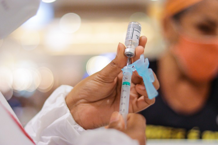 Movimentação de pessoas a procura da aplicação da D3. Vacinação no Shopping Rio Mar Fortaleza