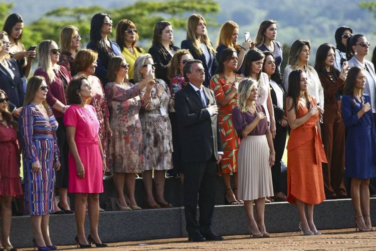 Bolsonaro participa do hasteamento da bandeira no Palácio da Alvorada, com a primeira-dama, Michelle Bolsonaro, e esposas de ministros e embaixadores 