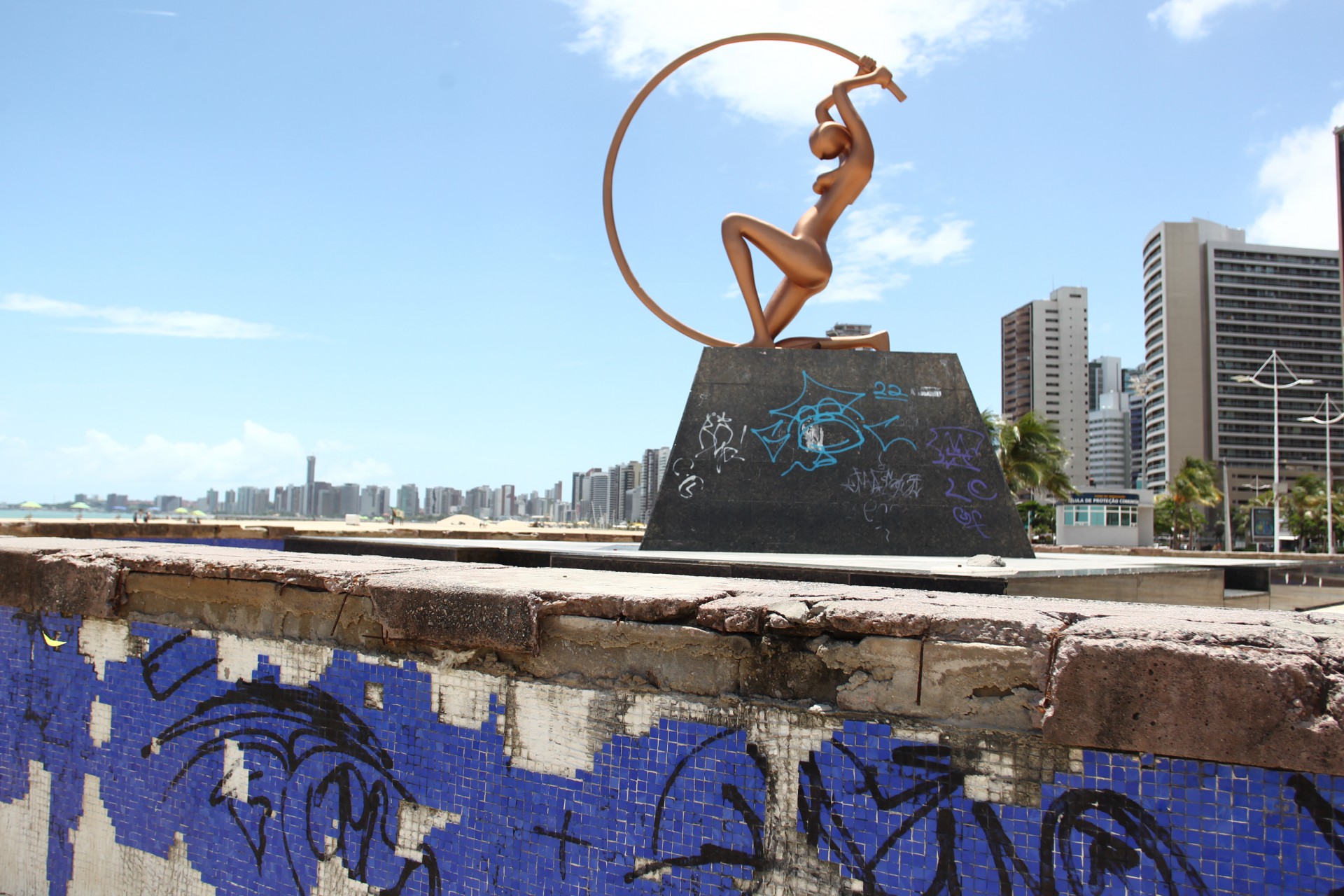 FORTALEZA,CE, BRASIL, 08.03.2022: Manutenção nas estátuas de Iracema. Praia de Iracema.  (Fotos: Fabio Lima/O POVO).