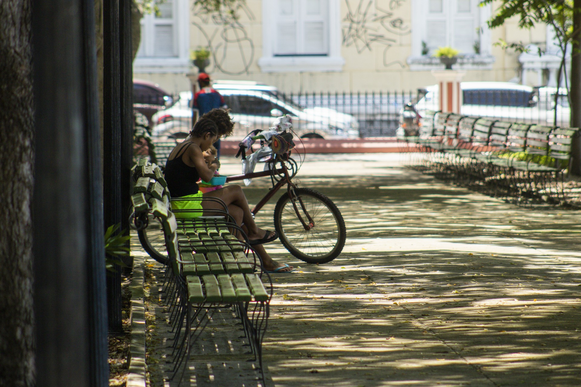 Há opção de estacionar, sem zona azul, e tem estacionamento na rua Dr.João Moreira com Barão do Rio Branco