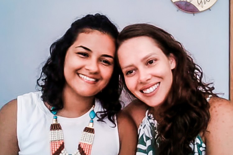 Na foto, Georgia e Katlyn, que moram no Rio de Janeiro