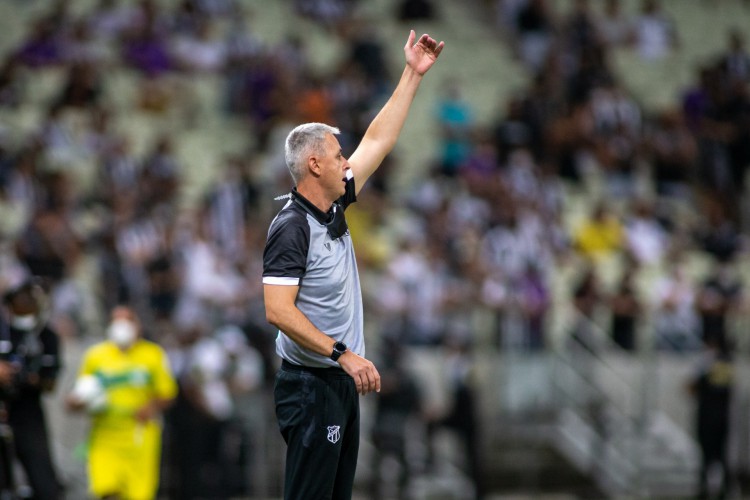 Técnico Tiago Nunes no jogo Ceará x Sampaio Corrêa, na Arena Castelão, pela Copa do Nordeste