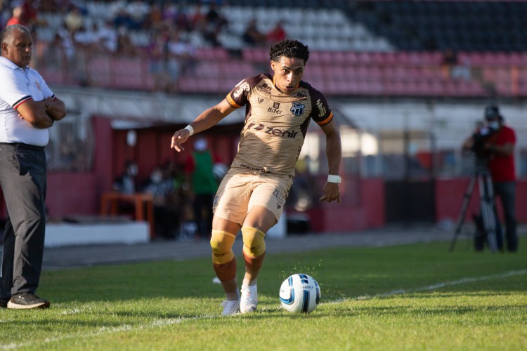 Atacante Jacaré com a bola no jogo Atlético-BA x Ceará, no estádio Antônio Carneiro, em Alagoinhas, pela Copa do Nordeste