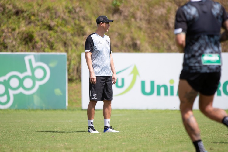 Treinador Tiago Nunes pode variar esquema tático com chegada de Rodrigo Lindoso