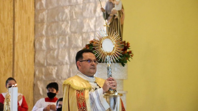 Padre Antônio Martins Irineu exercia o sacerdócio há mais de 29 anos(foto: Reprodução / redes sociais - perfil pessoal)