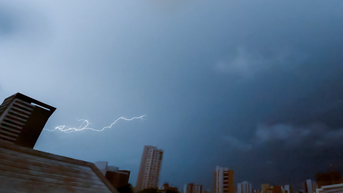 Raios s&atilde;o descargas el&eacute;tricas e podem ser fatais. Saiba o que fazer e o que n&atilde;o fazer 
