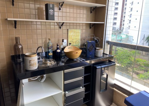 Apartamento de chefe de facção com bebidas que custavam R$ 1.200 a garrafa 