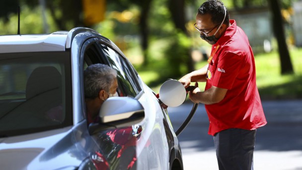 Redução de R$ 0,15 na gasolina não poderá ser repassada integralmente ao consumidor diante de outros custos operacionais, informa Sindipostos
