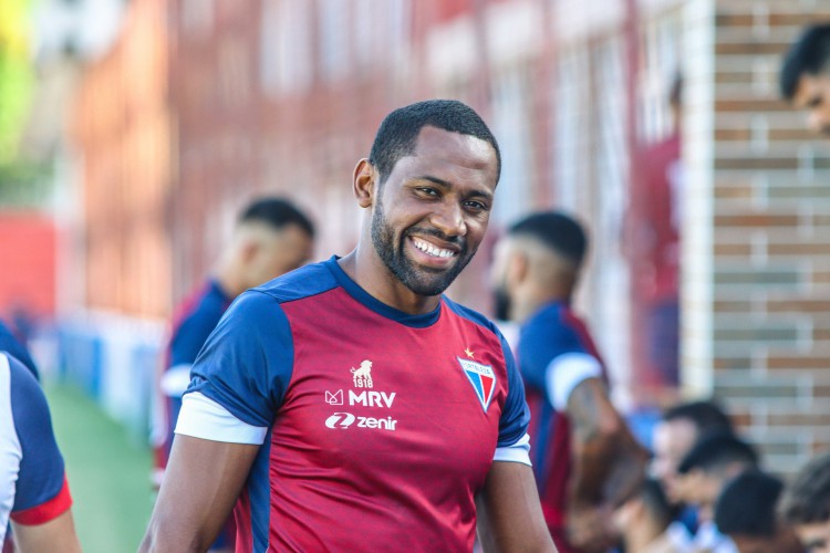 Lateral-direito e zagueiro Tinga em treino do Fortaleza no Centro de Excelência Alcides Santos, no Pici